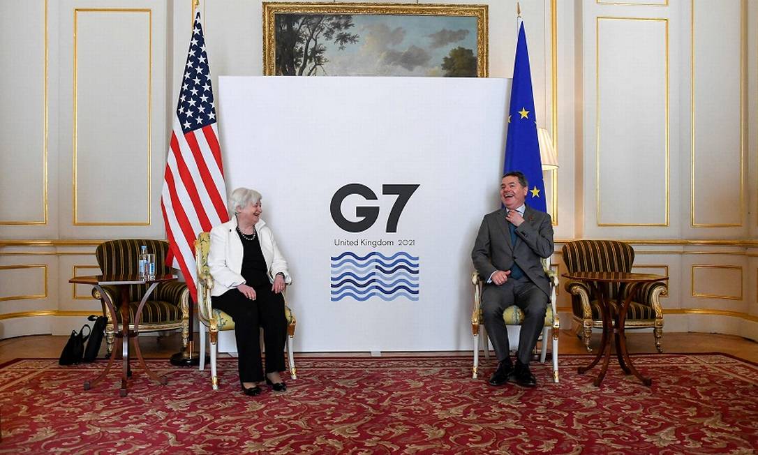O ministro das Finanças da Irlanda, Paschal Donohoe, com a secretária do Tesouro americano Janet Yellen no encontro do G7 Foto: ALBERTO PEZZALI / AFP