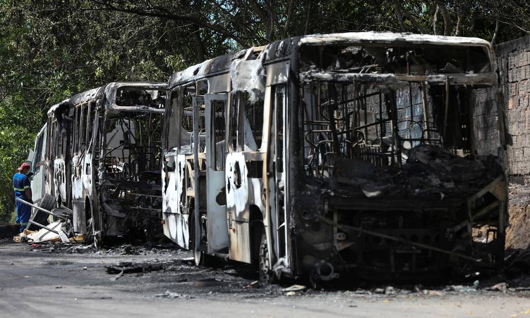 Ônibus queimados em Manaus após onda de ataques nesta madrugada Foto: BRUNO KELLY / REUTERS