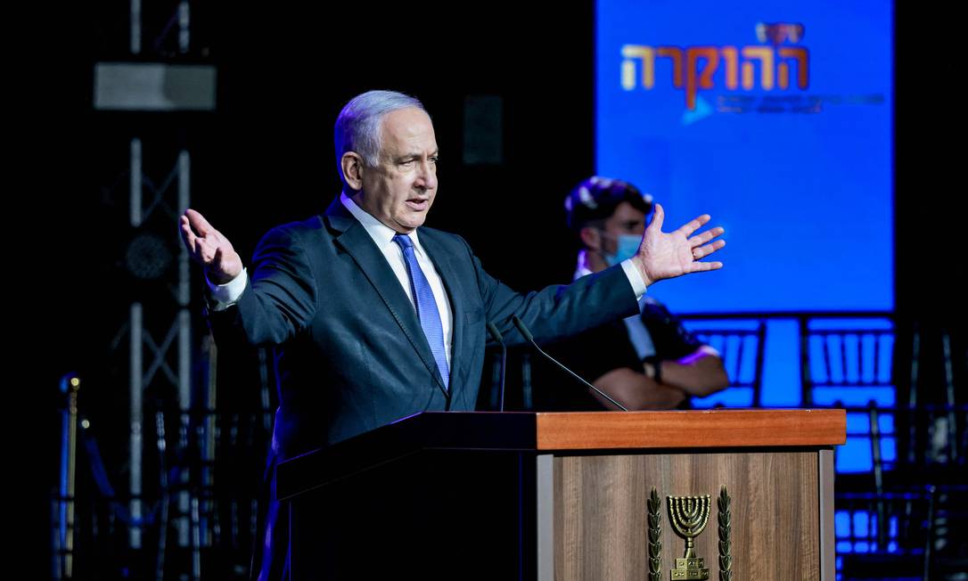 O primeiro-ministro de Israel, Benjamin Netanyahu, fala durante cerimônia de agradecimento organizada pelo Ministério da Saúde em Jerusalém Foto: MENAHEM KAHANA / AFP