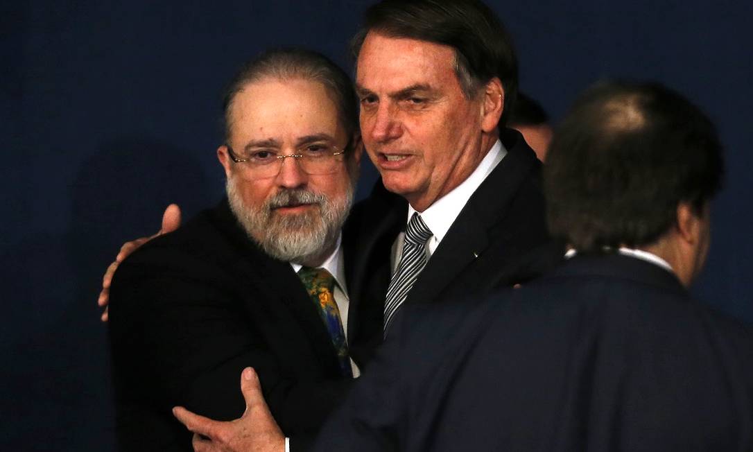 Bolsonaro abraça Aras na posse do PGR, em 2019: presidente o considera 'aliado' do governo Foto: Jorge William / Agência O Globo