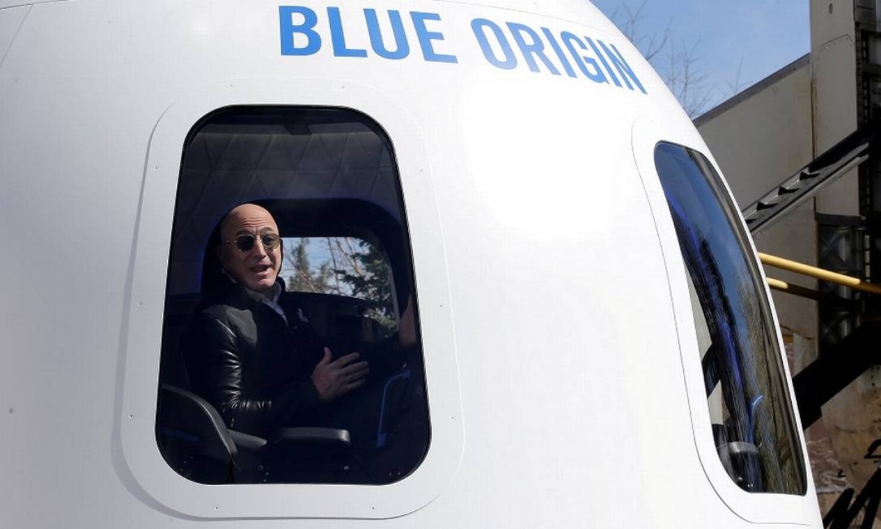Jeff Bezos em protótipo da cápsula New Shepard, que o levará ao espaço no próximo dia 20 de julho Foto: Isaiah Downing / REUTERS