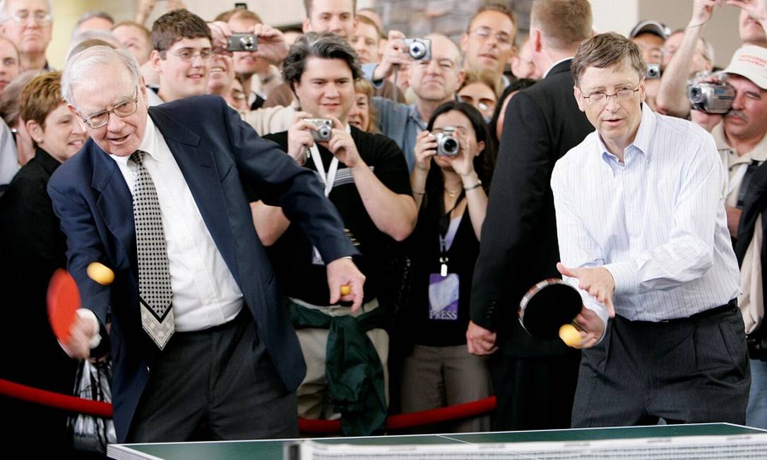 Warren Buffett e Bill Gates jogam pingue-pongue em evento beneficiente: dupla atômica Foto: Nati Harnik / AP