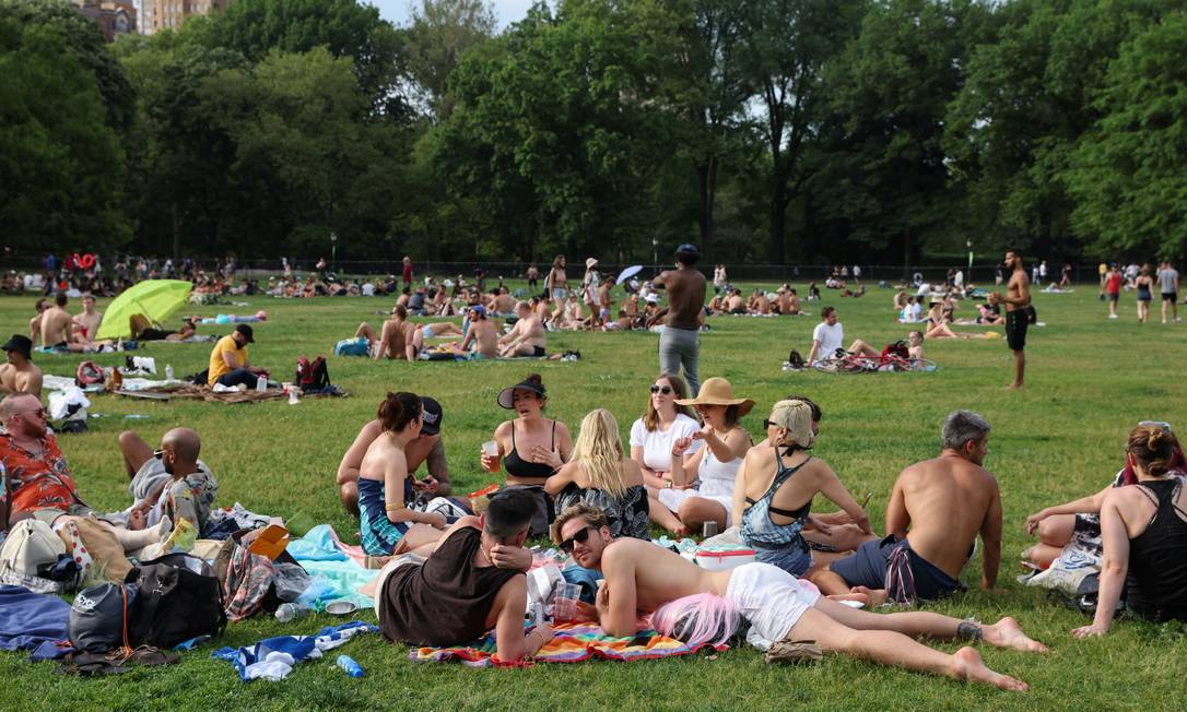 Com a volta à normalidade, nova-iorquinos aproveitam o dia no Central Park sem máscaras de proteção Foto: CAITLIN OCHS / REUTERS/23-05-2021