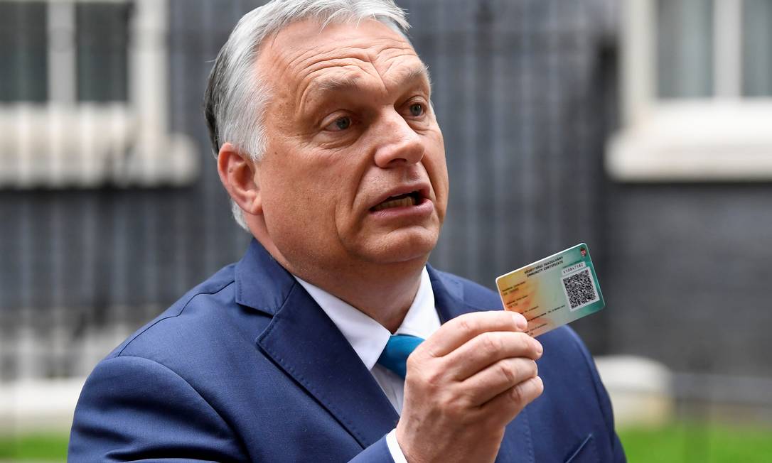O primeiro-ministro da Hungria, Viktor Orbán, mostra seu cartão de vacinação durante entrevista coletiva em Londres, Reino UNido Foto: TOBY MELVILLE / REUTERS/28-05-2021