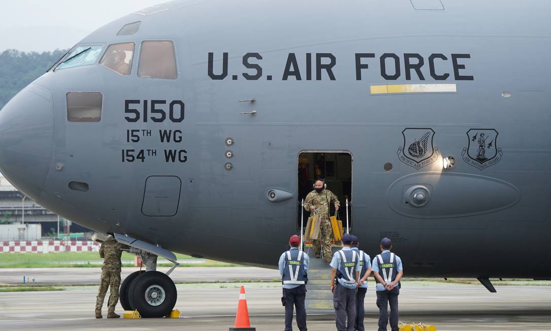 Avião militar dos EUA C-17 Globemaster III com senadores americanos chega a aeroporto de Taipei no domingo Foto: POOL / REUTERS