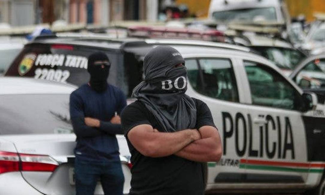 Policiais militares encapuzados e sem farda se reúnem em protesto na cidade de Fortaleza Foto: Agência O Globo