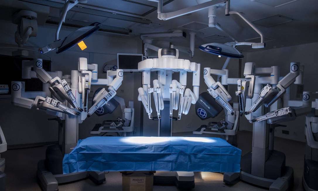 Centro cirúrgico do Hospital Albert Einstein equipado com um robô-cirurgião. Foto: Fabio H. Mendes / E6 Imagens/Einstein/Divulgação