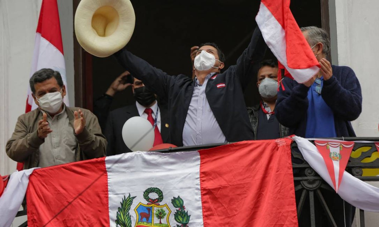Pedro Castillo comemora na sacada da sede do partido em Lima a liderança na apuração dos votos Foto: LUKA GONZALES / AFP