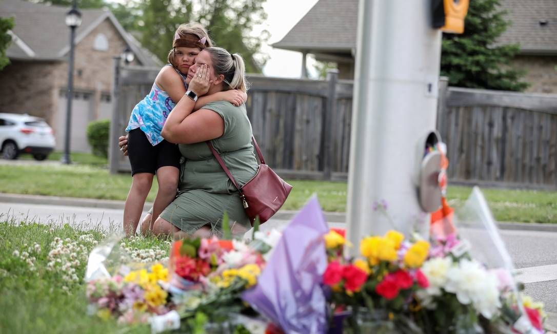 Misty Santerre and sua filha Jasmina próximas ao local do ataque contra faília de muçulmanos em Ontario Foto: CARLOS OSORIO / REUTERS