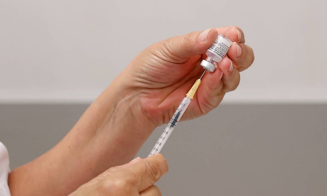 Profissional de saúde prepara dose da vacina da Pfizer/BioNTech contra Covid-19 Foto: JACK GUEZ / AFP