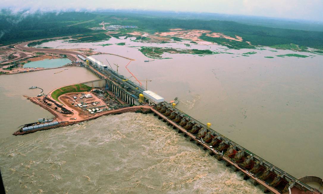 Casa de força e vertedouro da usina hidrelétrica de Jirau, no rio Madeira, em Rondônia. Com capacidade instalada de 3.750 megawatts, ela está em operação no Rio Madeira, na Bacia Amazônica, desde 2013 Foto: Agência O Globo