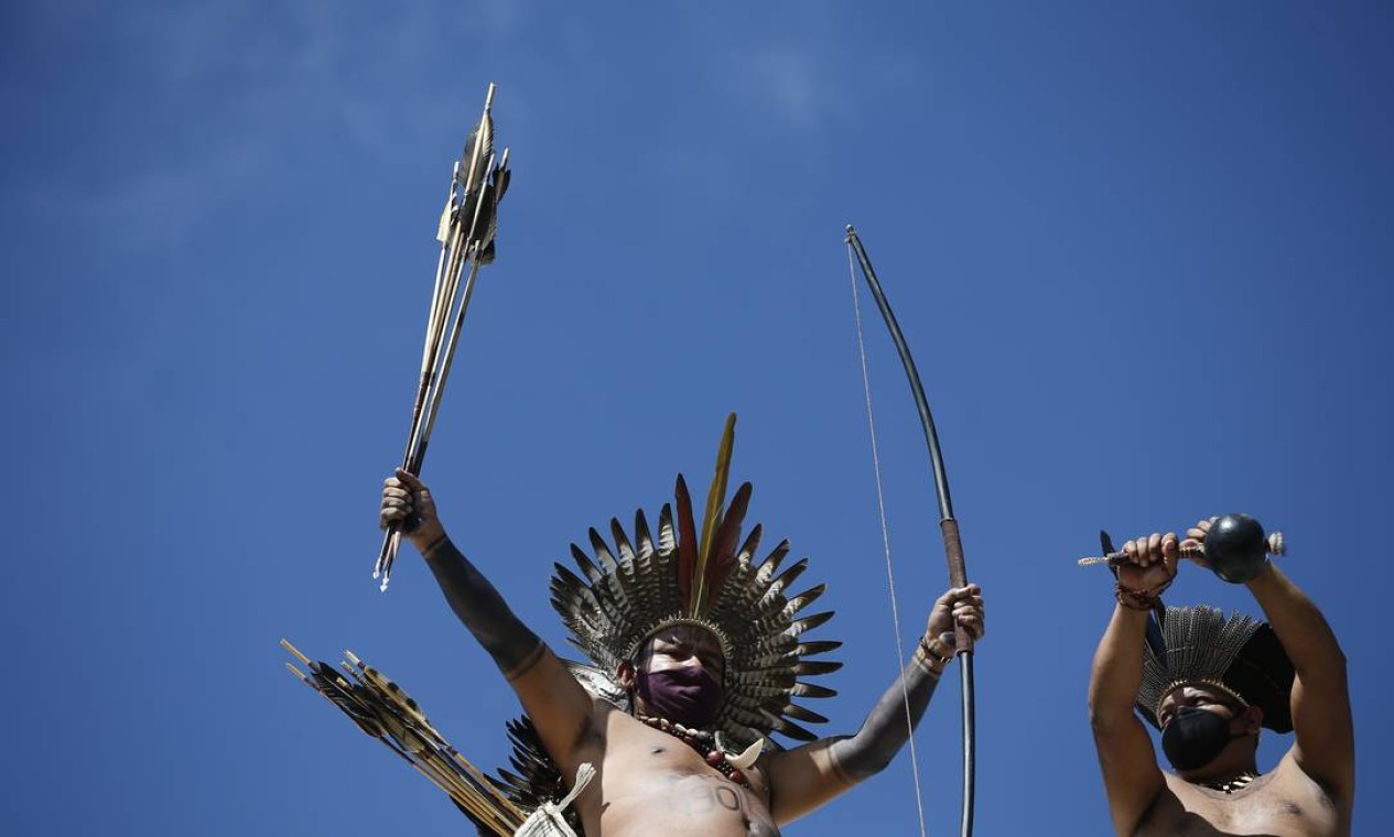 Indígenas protestam exibindo arco e flexa, contra projeto que ameaça demarcação de terras Foto: Pablo Jacob / Agência O Globo