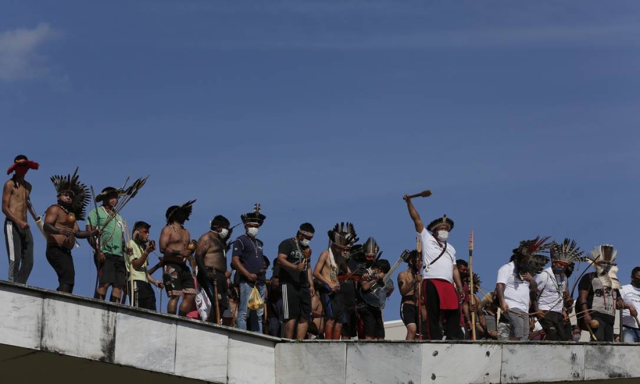 Manifestantes subiram a rampa do Congresso em protesto contra projeto da bancada ruralista Foto: Pablo Jacob / Agência O Globo