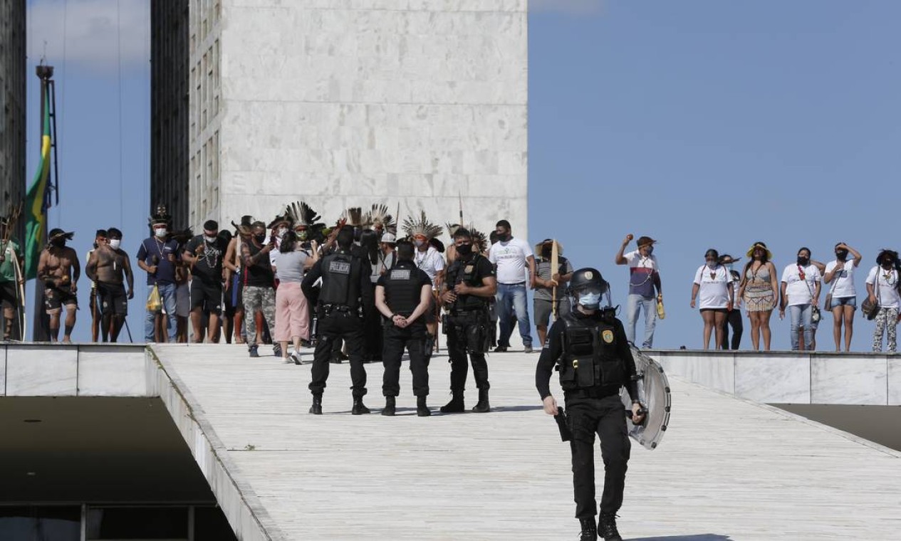 Policiais federais conversam com manifestantes na rampa do Congresso Foto: Pablo Jacob / Agência O Globo