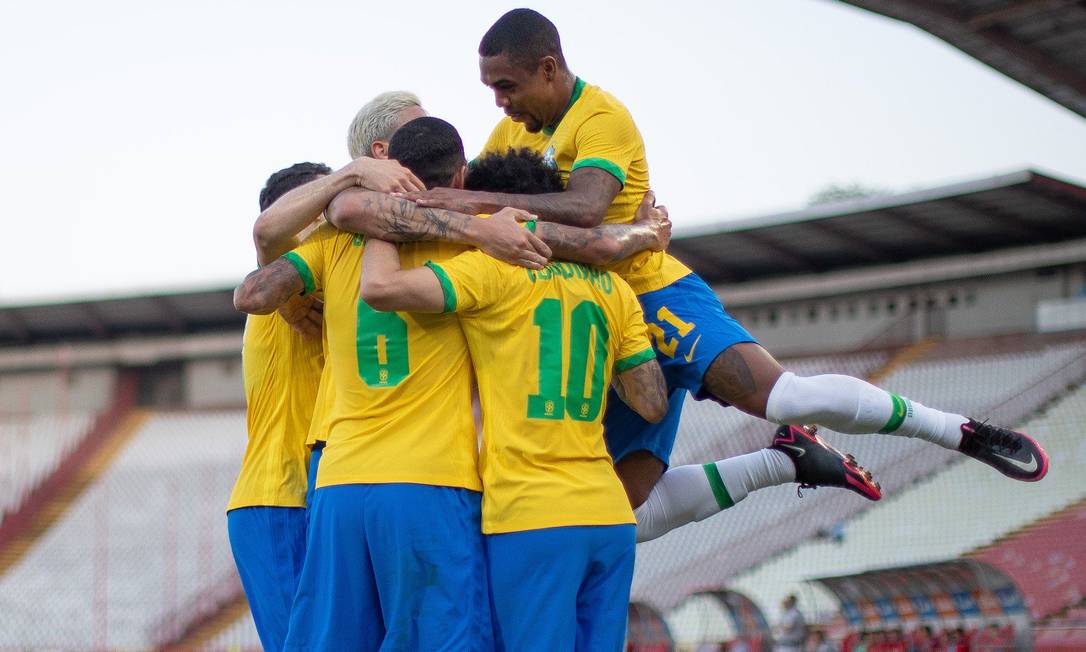 Jogadores abraçam Pedro, autor de dois gols Foto: Foto Ricardo Nogueira/CBF / Agência O Globo
