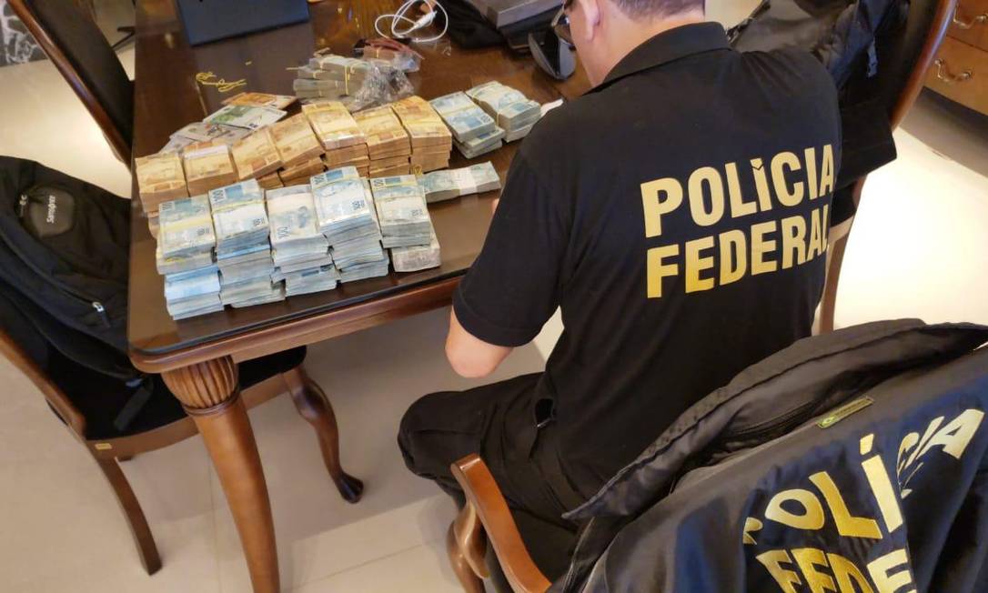Policiais contabilizam dinheiro apreendido em operação no MS Foto: Divulgação/PF