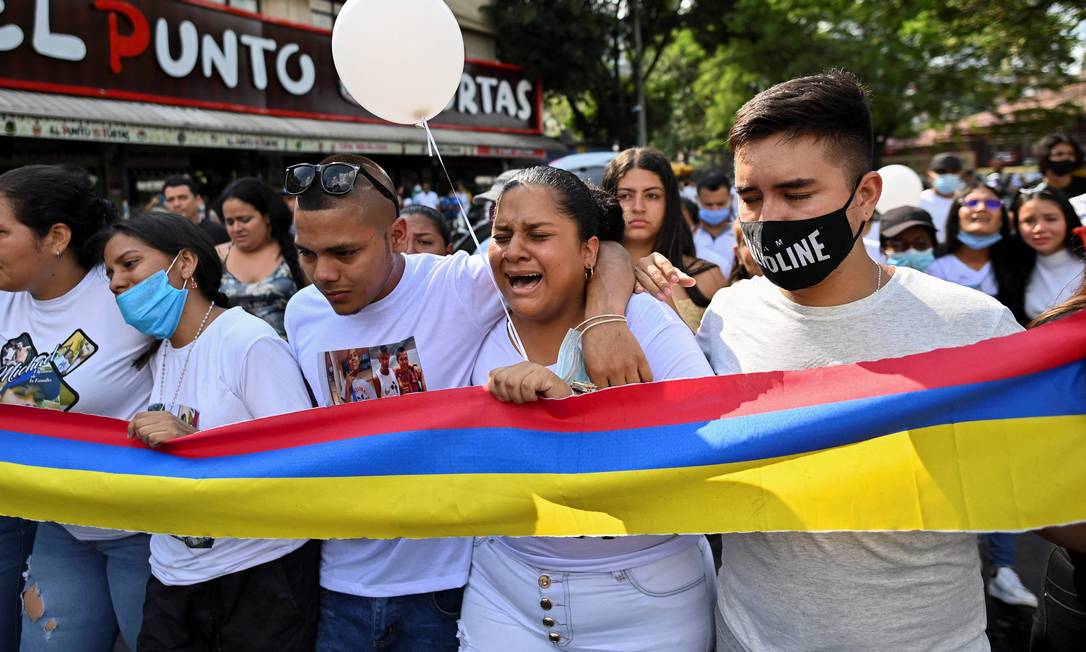 Parentes e amigos participam do funeral de Michael Andrs Aranda, morto durante um protesto em Cali, na Colômbia Foto: LUIS ROBAYO / AFP
