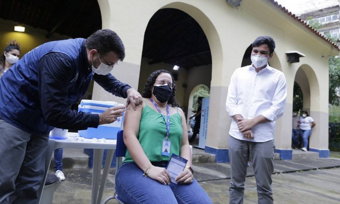 Profissional da Educação é vacinada contra a Covid-19 no Rio Foto: Márcia Foletto / Agência O Globo