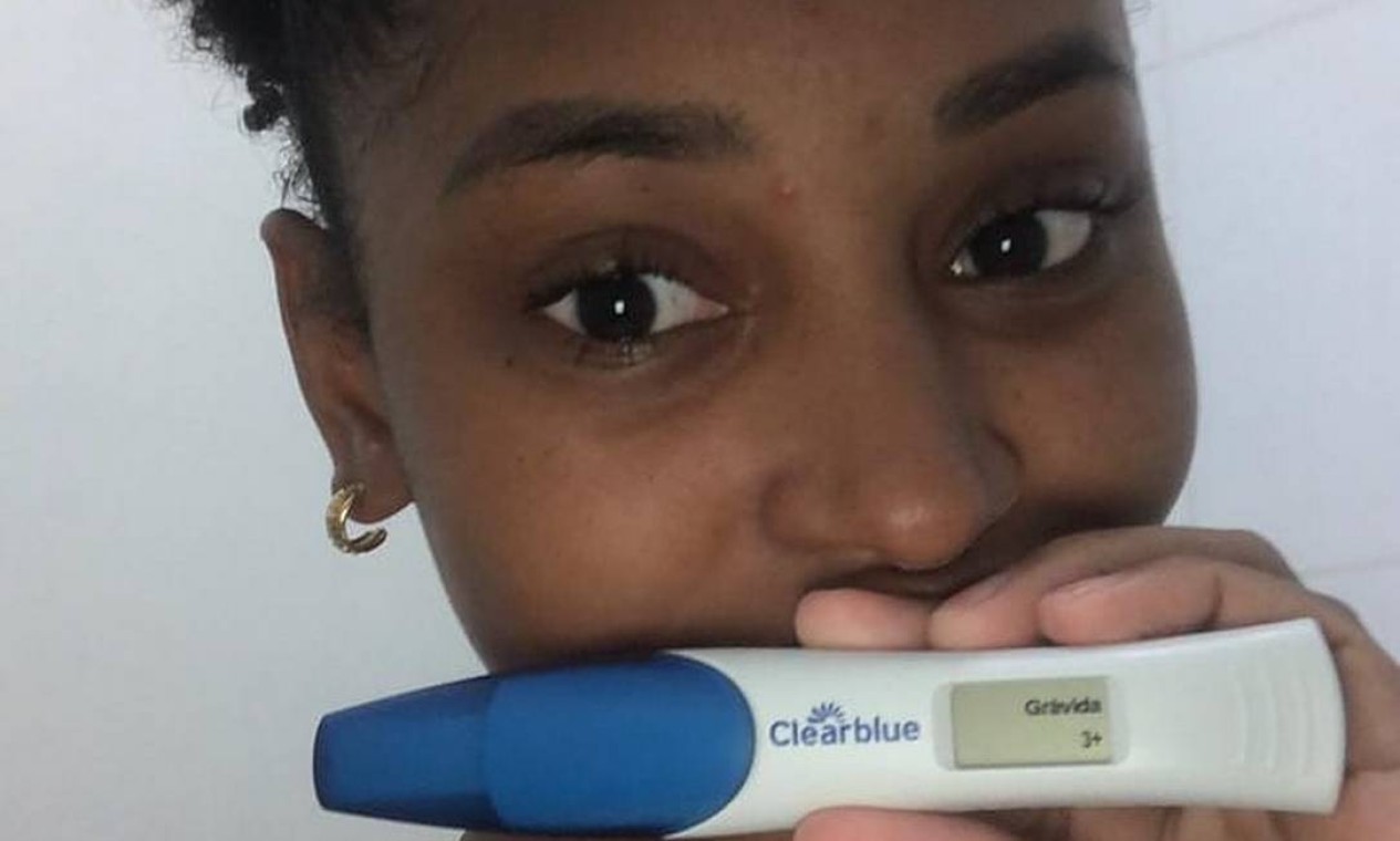Kathlen exibe orgulhosa o teste positivo de gravidez Foto: Reprodução / Instagram