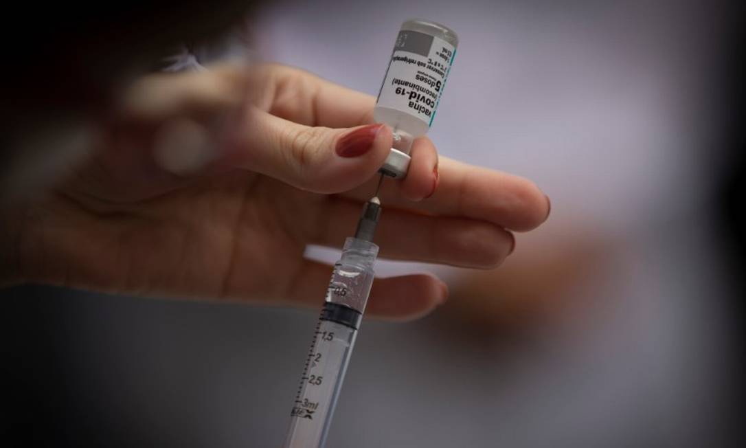 Vacina contra Covid-19 é preparada para aplicação em posto de saúde do Rio Foto: Márcia Foletto / Agência O Globo