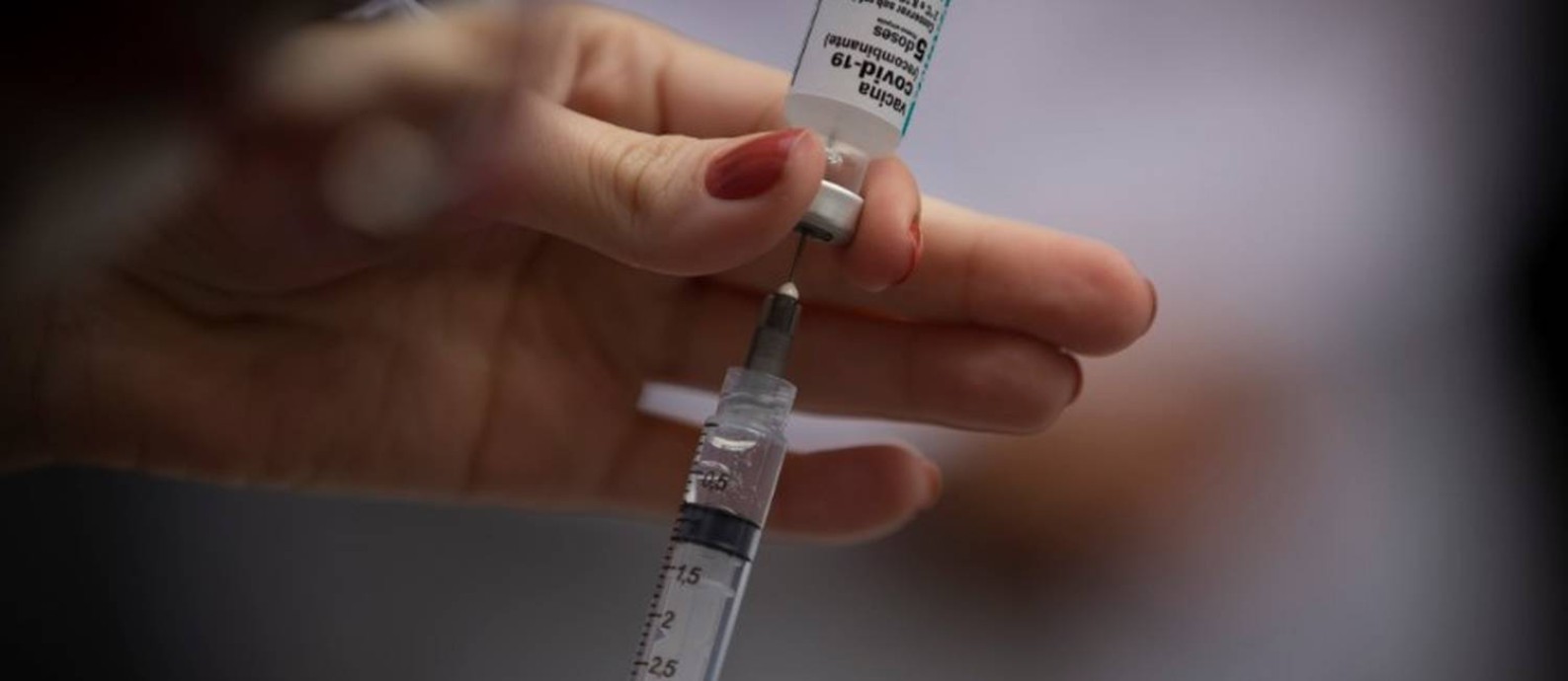 Vacina contra Covid-19 é preparada para aplicação em posto de saúde Foto: Márcia Foletto / Agência O Globo