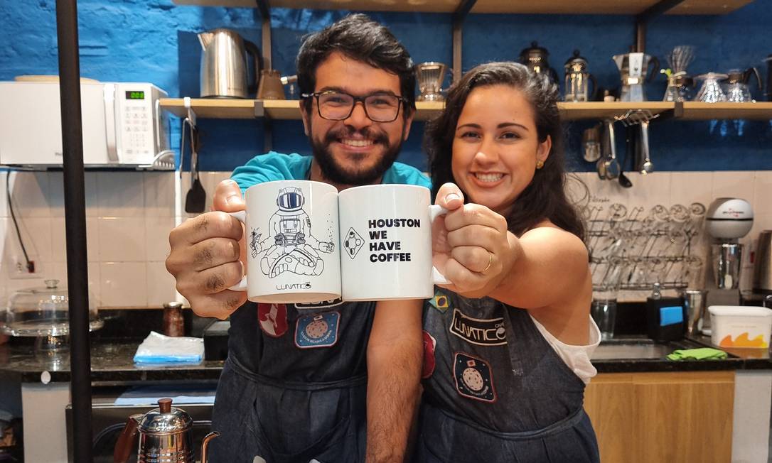 Tainá Amorim e Jefferson Gonçalves tiveram o primeiro encontro romântico em uma cafeteria Foto: Divulgação/Café Lunático