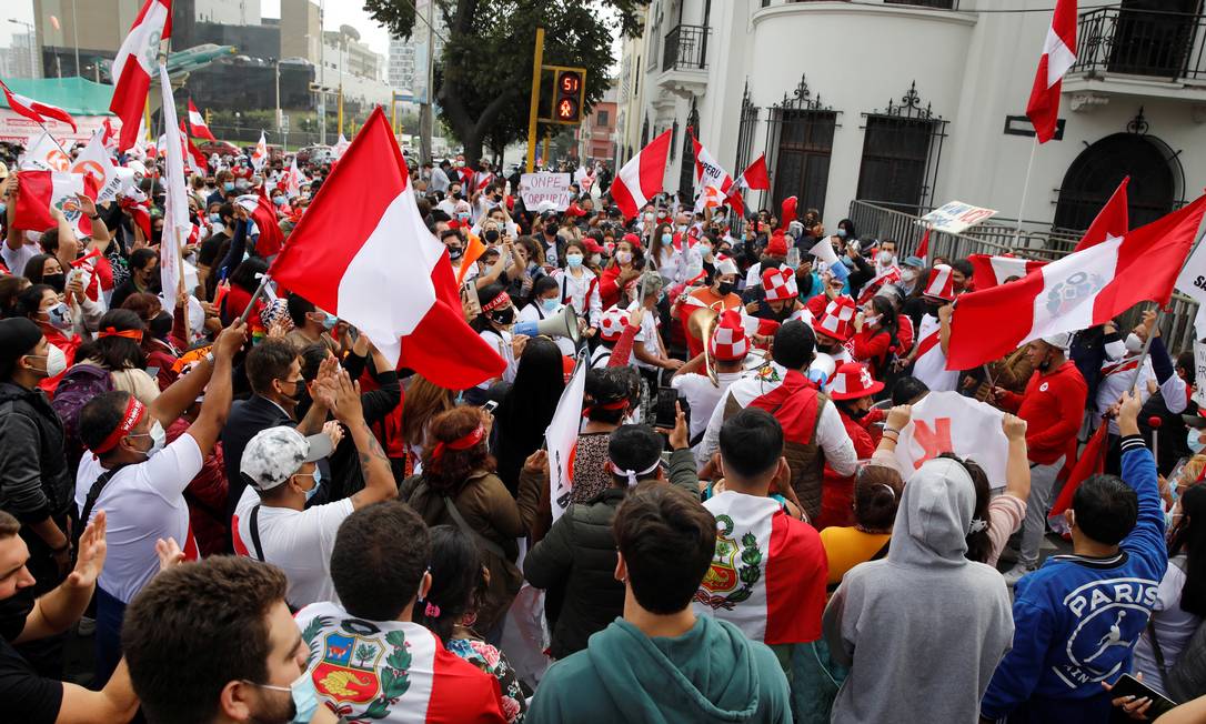 Apoiadores da candidata presidencial do Peru Keiko Fujimori se reúnem em uma rua perto do Escritório Nacional de Processos Eleitorais após o segundo turno das eleições de 6 de junho, em Lima Foto: Sebastian Castaneda / Reuters