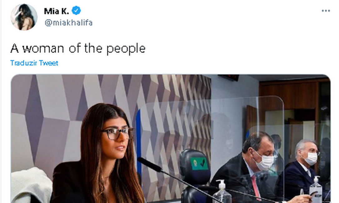 Mia Khalifa reagiu às menções a seu nome por senadores brasileiros com montagem de si mesma como se estivesse na CPI da Covid Foto: Twitter / Reprodução