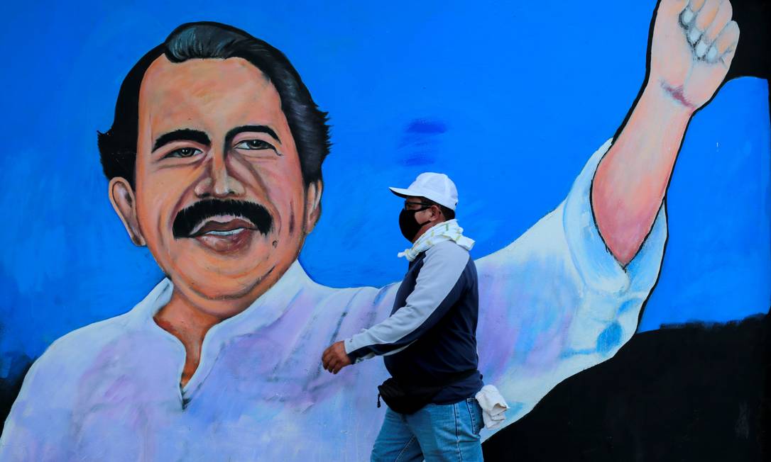 Homem passa por cartaz do presidente Daniel Ortega,em Managua, na Nicarágua Foto: Oswaldo Rivas / REUTERS