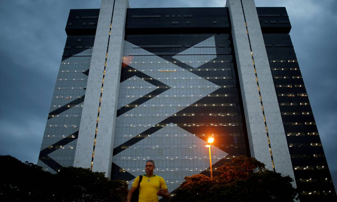 Banco do Brasil, em Brasília: banco adota planos de demissão voluntárias e fecha agências Foto: ADRIANO MACHADO / REUTERS