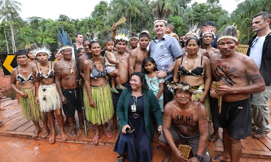 O presidente Jair Bolsonaro posa para foto com indígenas após solenidade pública em São Gabriel da Cachoeira, Manaus Foto: Reprodução
