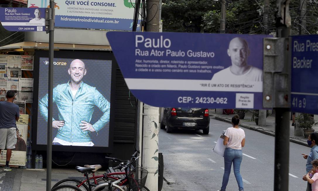 Homenagem: as placas de sinalização foram trocadas na noite de quarta-feira Foto: Fabiano Rocha / Agência O Globo 