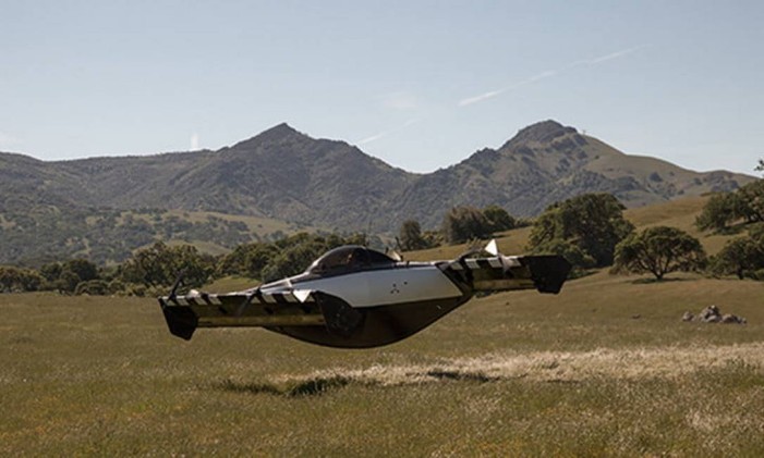 Apesar do design, o BlackFly voa por meio de um método familiar. Oito rotores semelhantes a drones são posicionados em duas asas. Foto: Reprodução