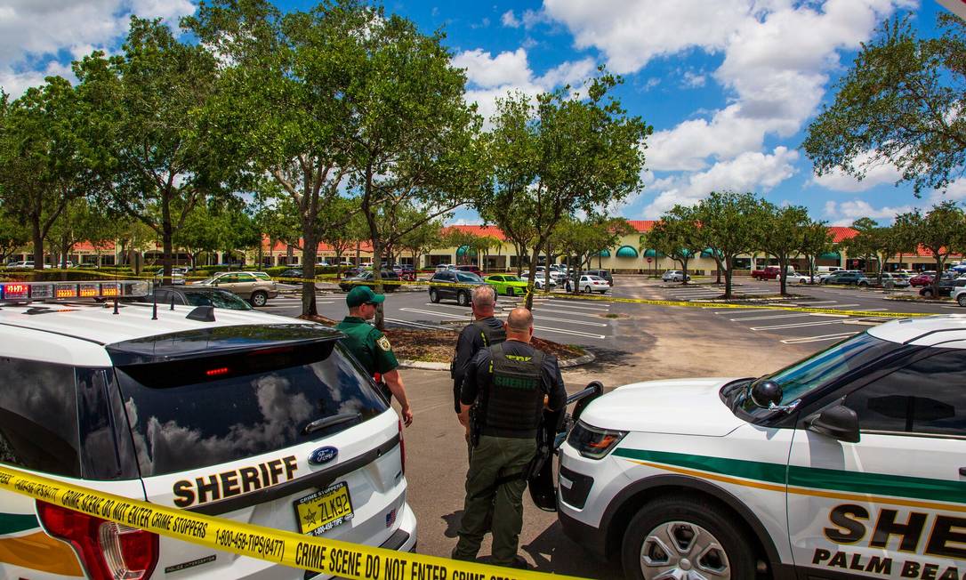 Autoridades após tiroteio em um supermercado Publix em Royal Palm Beach, na Flórida Foto: Saul Martinez / New York Times