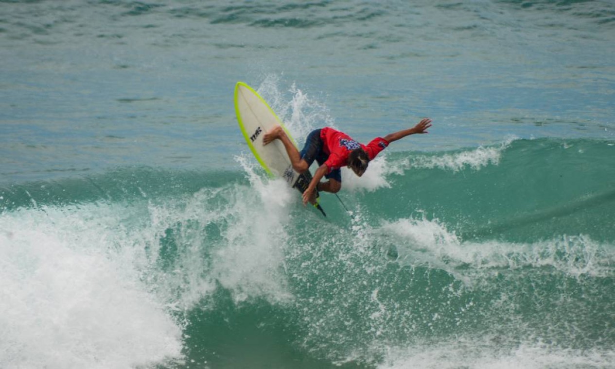O jovem Moisés Estevam, da Rocinha, pratica surfe em São Conrado: títulos em campeonatos locais Foto: Divulgação/Ramadã Winer