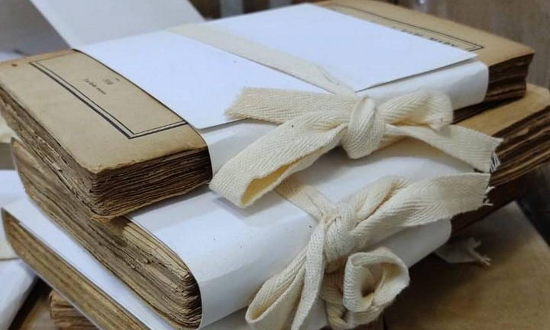 Livros envolvidos por papeis alcalinos e amarrados com cadarço de algodão: conservação correta Foto: Reprodução redes sociais