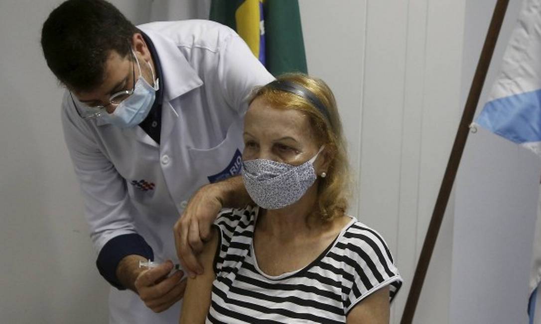 Médico, Soranz já aplicou vacinas no Rio: na foto, dá a segunda dose em Margarida Mendonça, de 68 Foto: Fabiano Rocha / Agência O Globo 