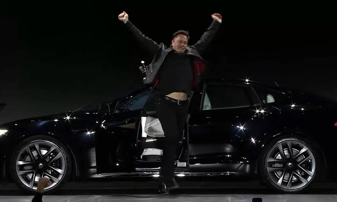 De jaqueta de couro, Elon Musk apresenta seu carro elétrico superveloz: de zero a 96km/h em apenas dois segundos Foto: Bloomberg/Reprodução