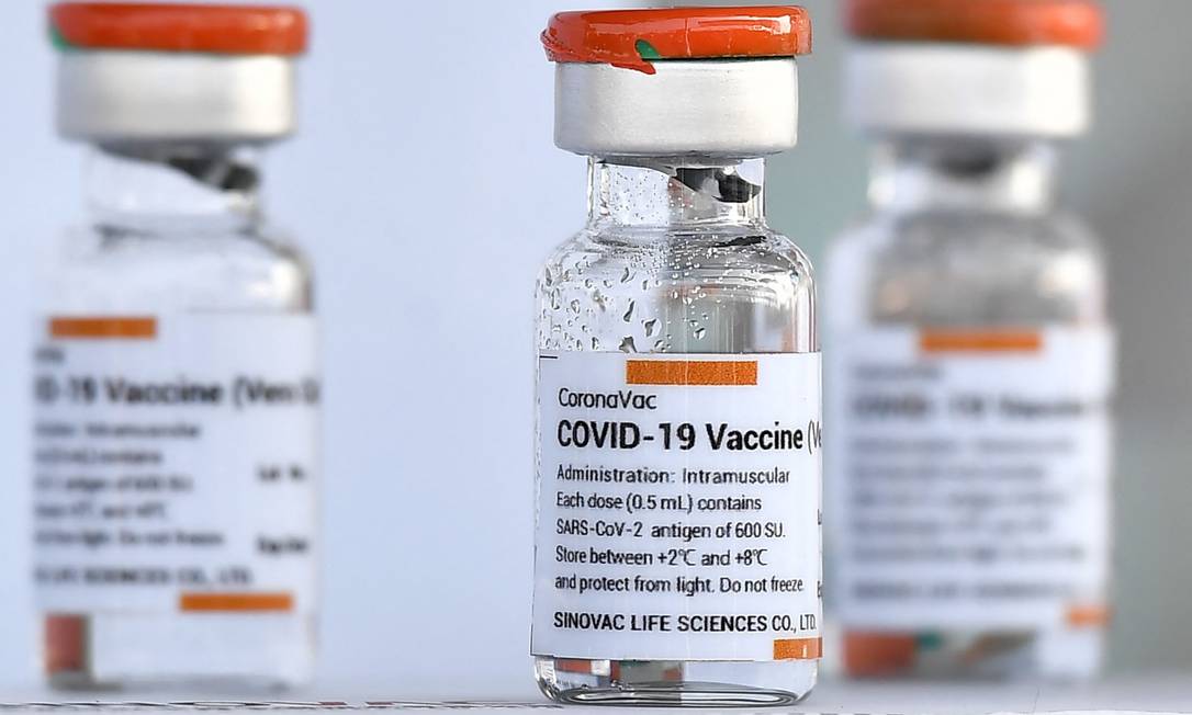 Foto de arquivo mostra fraco da CoronaVac, vacina contra a Covid-19 Foto: LILLIAN SUWANRUMPHA / AFP