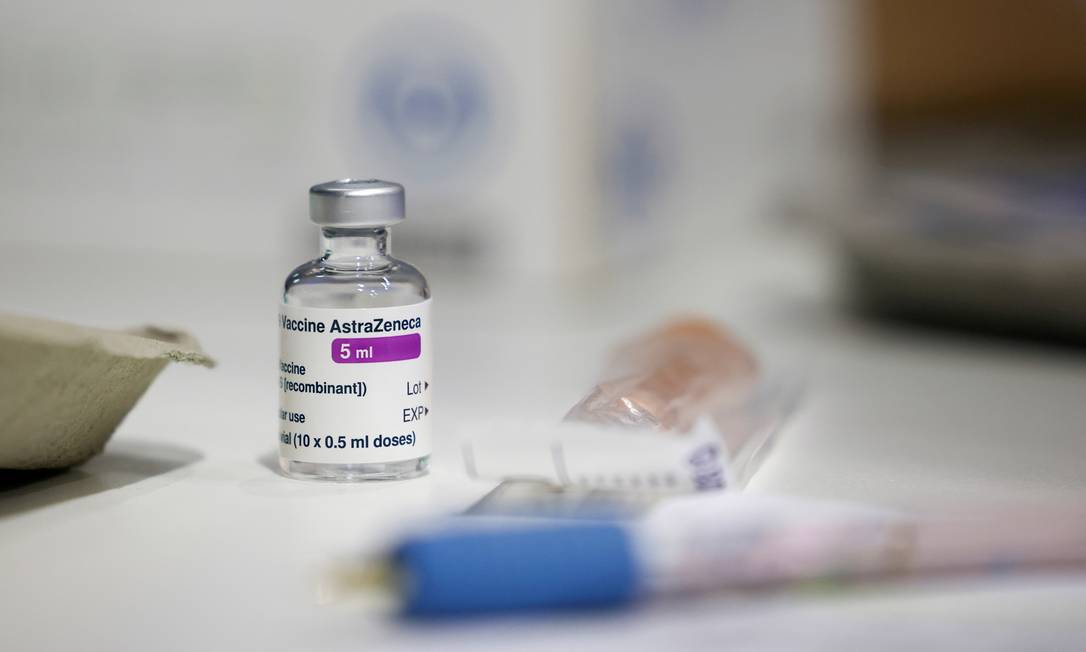 Frasco da vacina de Oxford/AstraZeneca contra a Covid-19 Foto: Henry Nicholls / Reuters