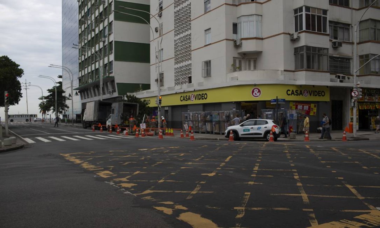 Cruzamento entre Rua Princesa Isabel e Avenida Nossa Senhora de Copacabana perde a tradicional loja Traje a Rigor, que será substituída por loja de departamentos Foto: Márcia Foletto / Agência O Globo