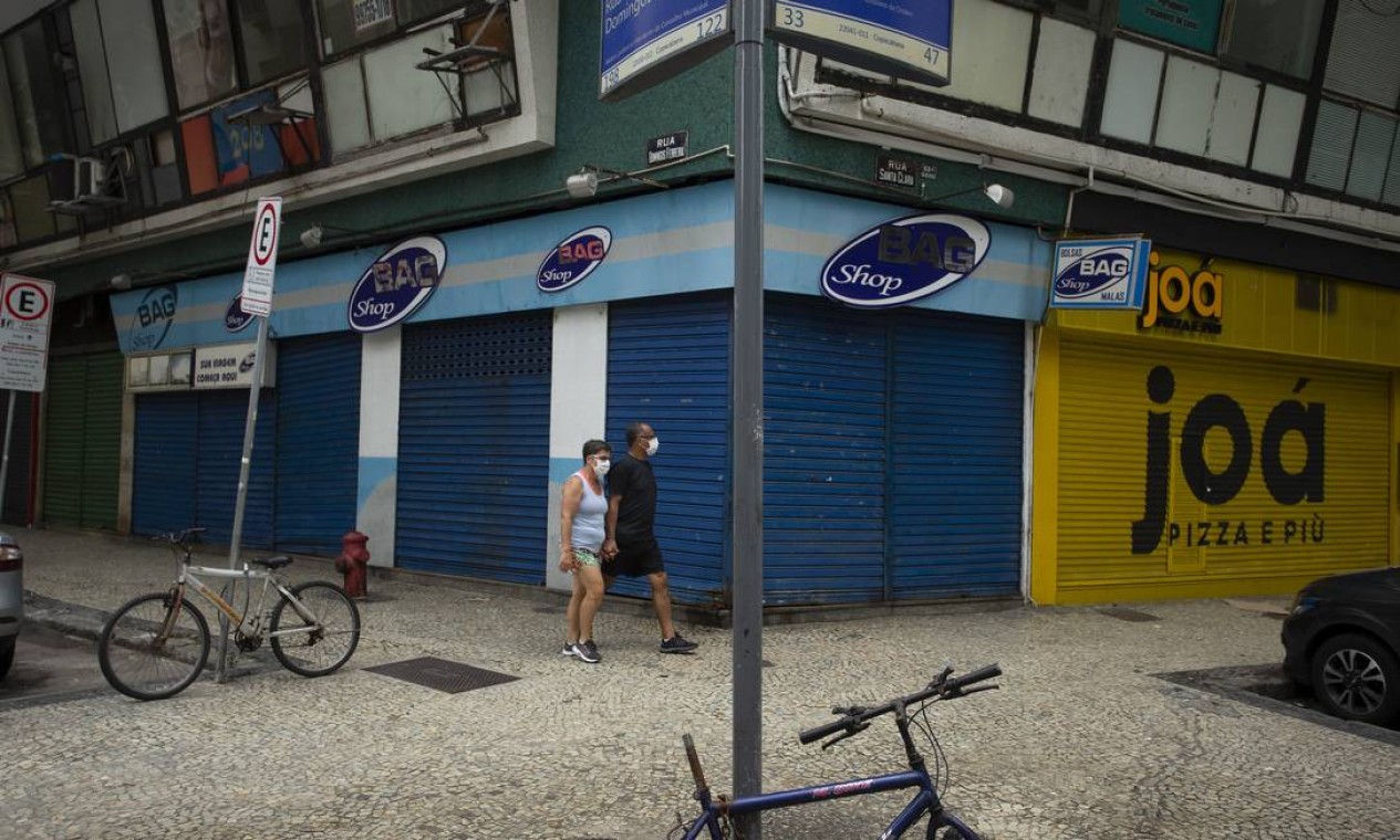 Bag Shop, que fechou há poucas semanas, na esquina das Ruas Domintos Ferreira com Santa Clara Foto: Márcia Foletto / Agência O Globo