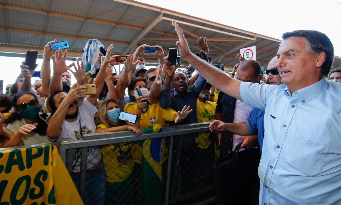 O presidente Jair Bolsonaro cumprimenta apoiadores em São Mateus (ES) Foto: Alan Santos/Presidência