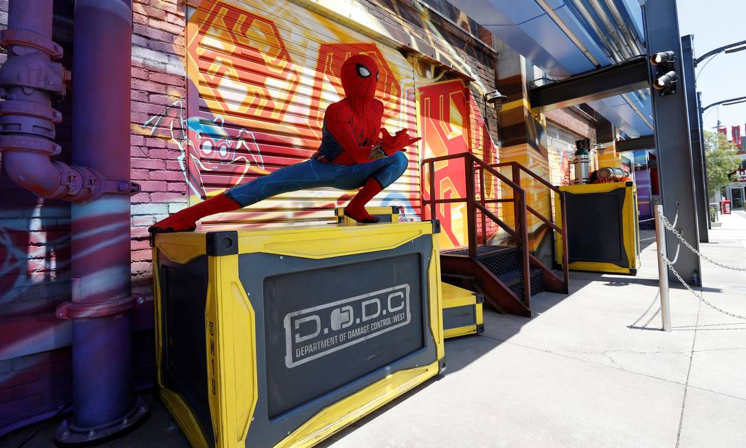 Ator vestido de Homem-Aranha posa numa das áreas do Avengers Campus, nova atração da Disneyland, na Califórnia Foto: MARIO ANZUONI / REUTERS