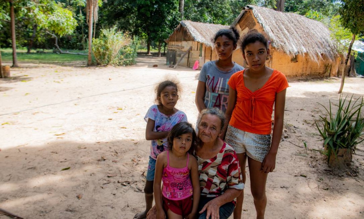 Dona Maria Viega e as netas. Família vive em barracos simples de adobe, tábua e com chão batido Foto: José Medeiros / Agência O Globo