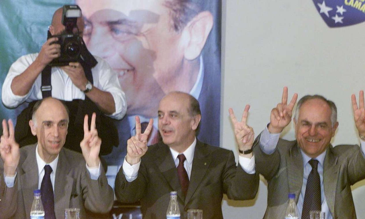 Marco Maciel faz sinal da vitória durante campanha de José Serra à presidência, quando foi derrotado por Lula Foto: Ailton de Freitas / Agência O Globo - 08/09/2002