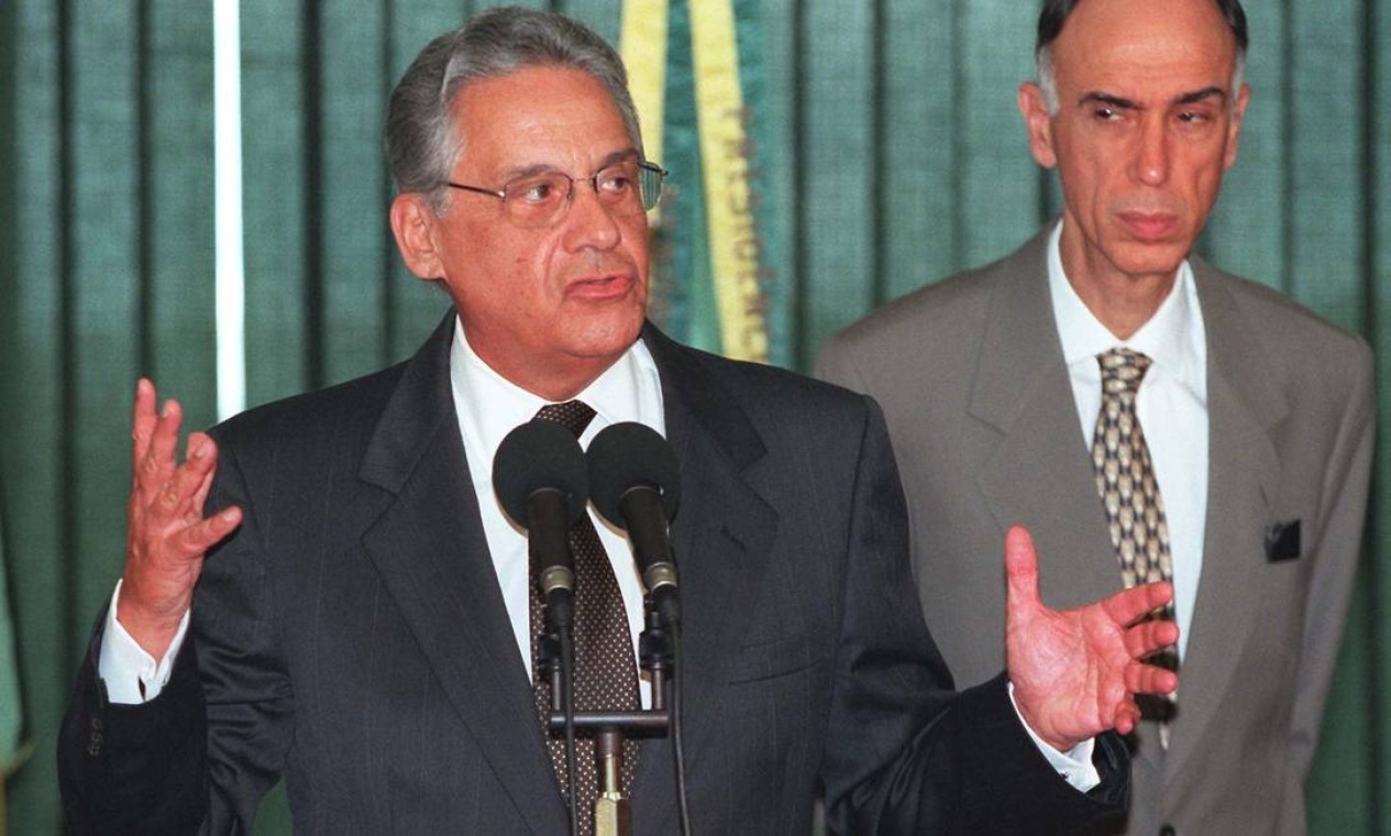 Marco Maciel aparece ao lado do então presidente Fernando Henrique Cardoso, durante solenidade Foto: Givaldo Barbosa / Agência O Globo - 03/03/1999