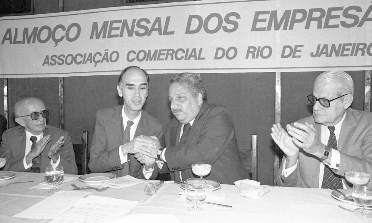 Marco Maciel cumprimenta o então presidente da Associação Comercial do Rio de Janeiro, Amaury Temporal Foto: Arquivo O Globo / Agência O Globo - 10/09/1986