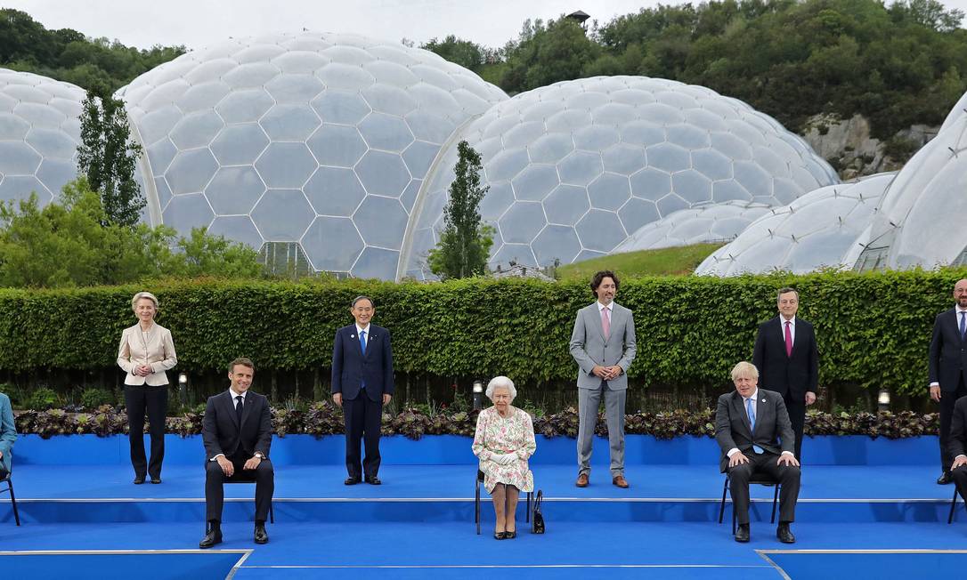 Representantes do G-7 com a rainha Elizabeth Foto: JACK HILL / AFP