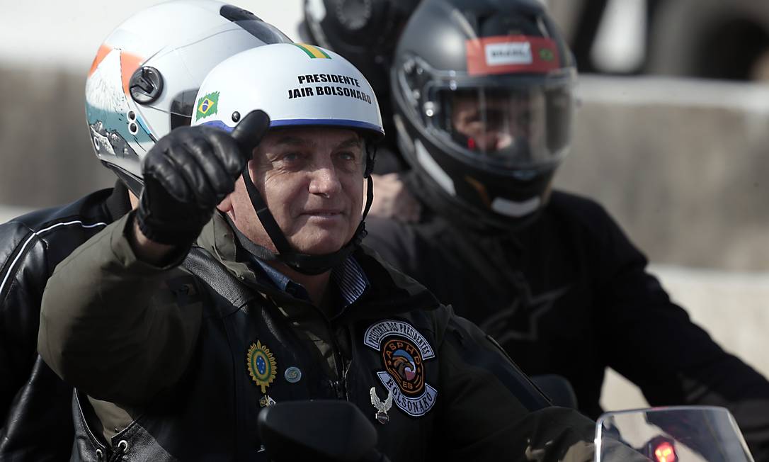 O presidente Bolsonaro participa de passeio de moto com apoiadores em São Paulo, em junho Foto: Edilson Dantas / Agência O Globo